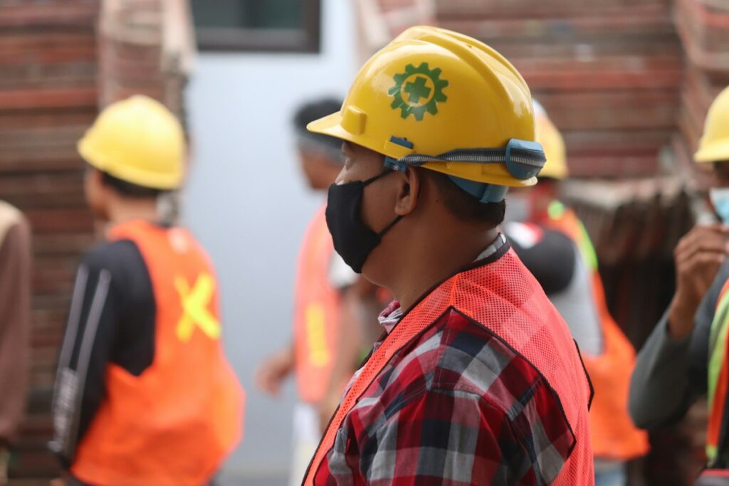 Trabalhador usando capacete de segurança amarelo